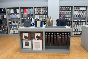 Artimo Loom Series alátét és csomagolt Desk Mat termékek egy iCentre üzlet bemutatóállványán